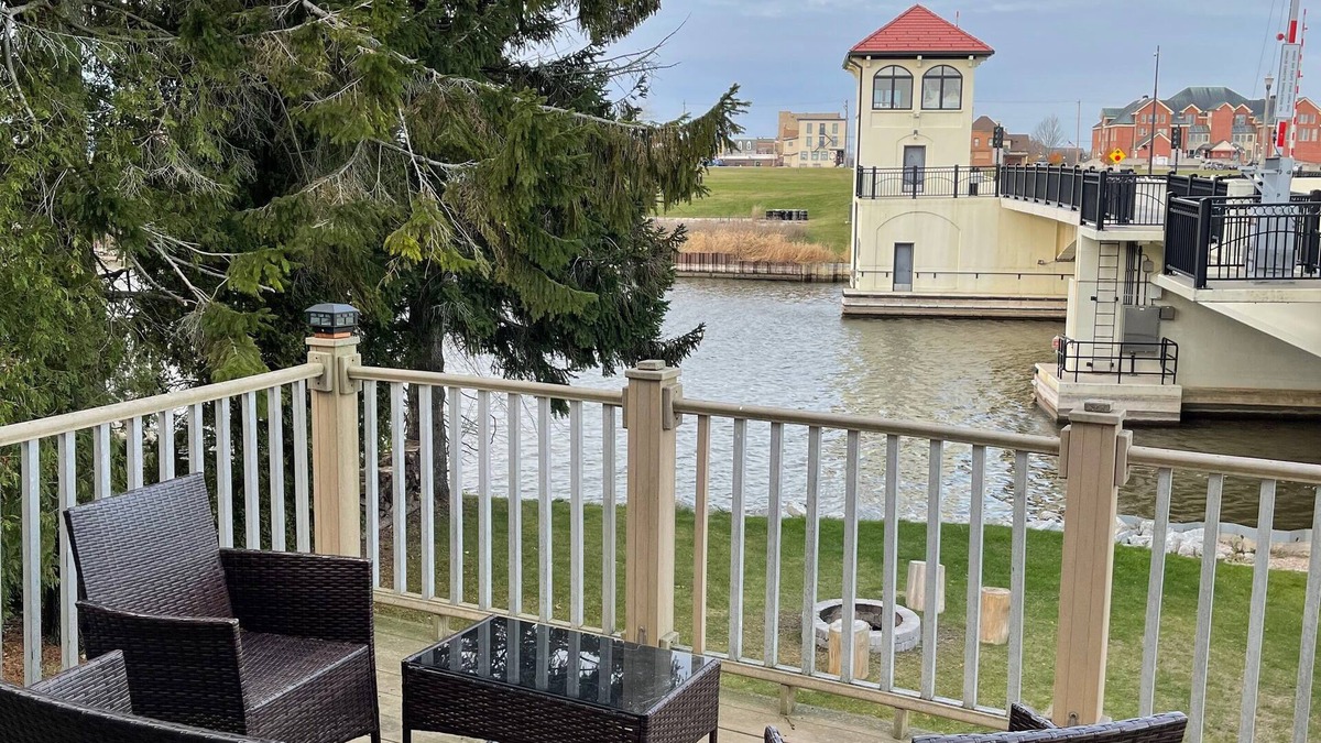 Two Rivers House | East River Retreat, WATERFRONT+ Fire Pit+Pet friendly
