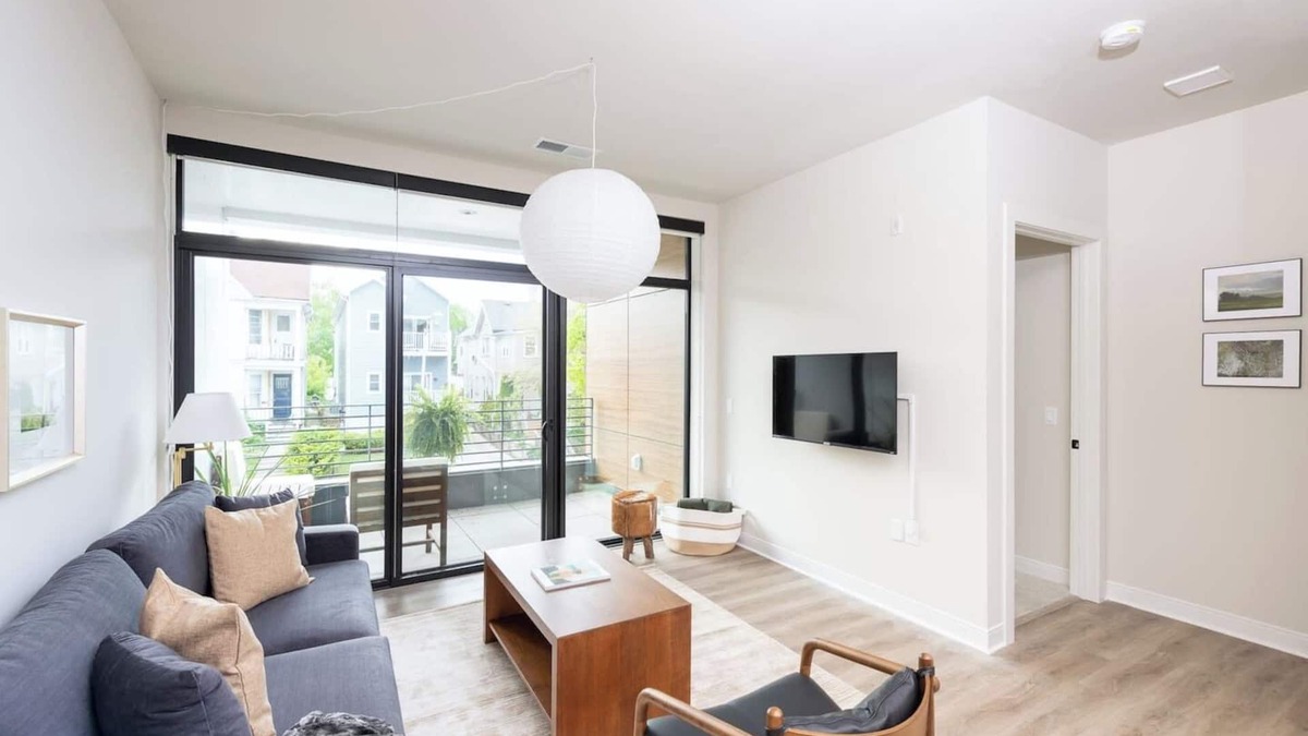 Lower East Side Apartment | East Side Luxury 1BR Apt - Near Brady St with Balcony and Lounge