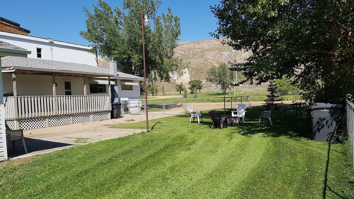 Drumheller House | East Valley Guest House. Located in the heart of the dinosaur valley badlands