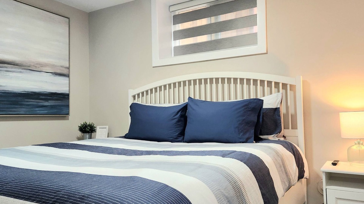 East Side Apartment | East Van Suite/King bed/Short walk to Sky Train & Commercial Dr