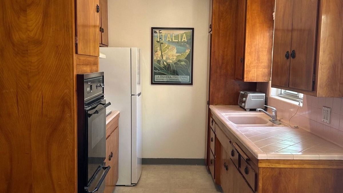 East Village Condo | East Village Arts 1-bedroom condo with AC and WiFi in beautiful Long Beach.