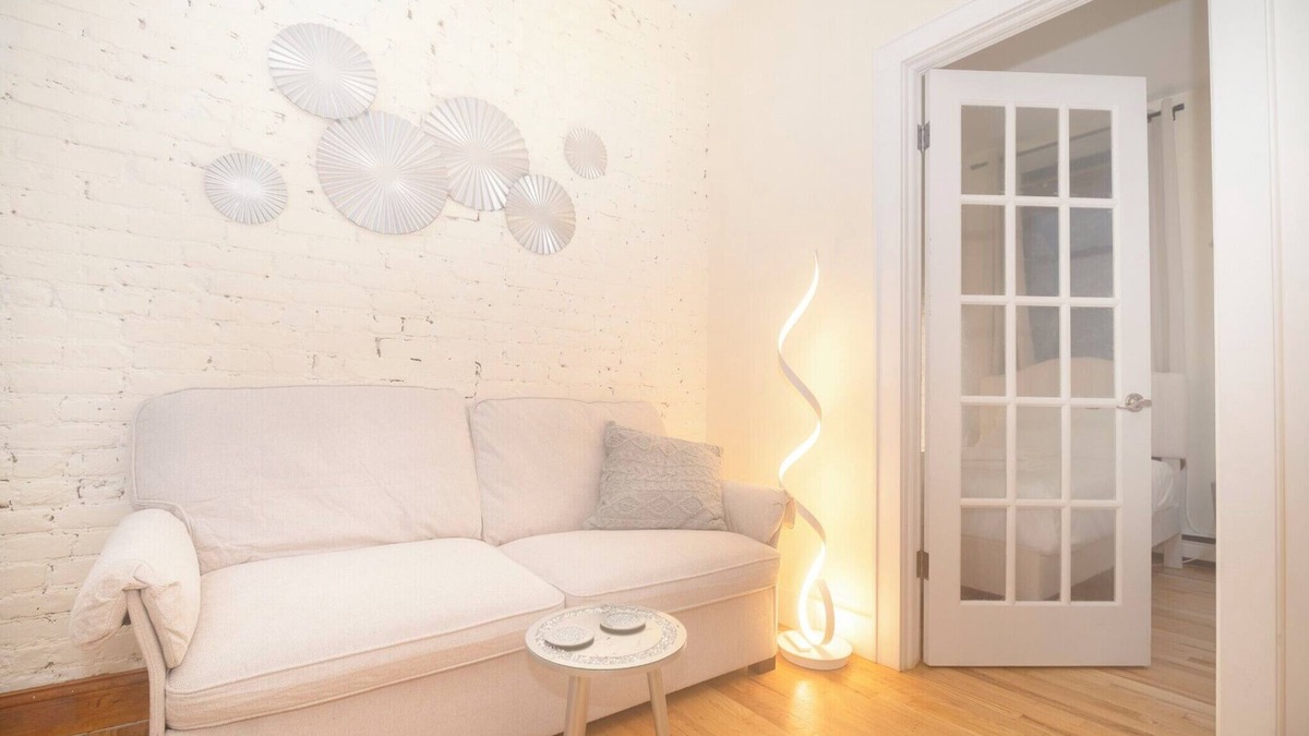 Ukrainian Village Apartment | East Village Center Apartment w Full Amenities Great New York Location