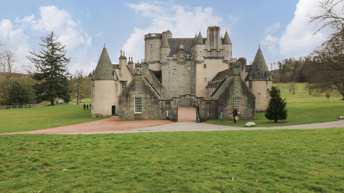 Inverurie Cottage | EAST WING - CASTLE FRASER, family friendly, with a garden in Kemnay