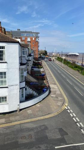 Cleethorpes Apartment | Eastcliffe Penthouse, 2 beds & bathrooms with parking