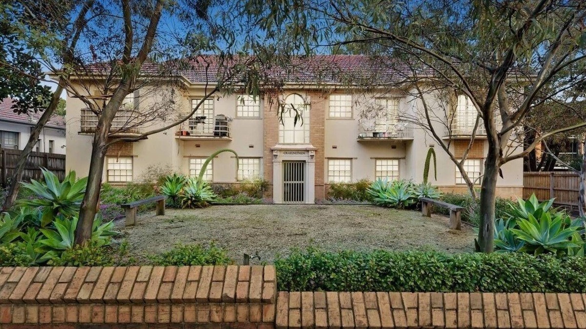 Hawthorn Apartment | EASTER SPECIAL