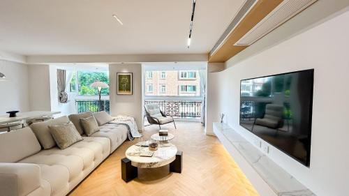 Xuhui Apartment | Eastern Hub - HuaiHai Road Branch Xujiahui Garden Large Living Room Luxury Three Bedroom Hengshan Road Henglong Plaza Shanghai Jiao Tong University