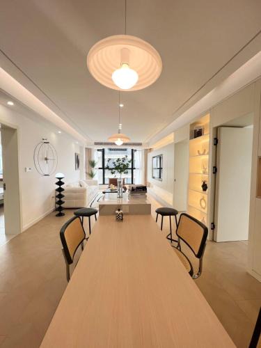 Huangpu Apartment | Eastern Hub - Three Bedroom Apt in Xintiandi, 50m from Metro, Many Shops and Malls Surrounded
