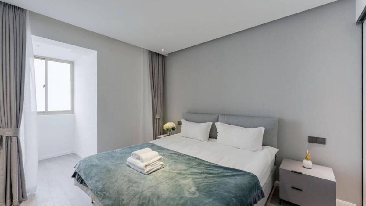 Changning Apartment | Easternhub- Modern Light Luxurious Three-bedroom Apartment Lazy Afternoon