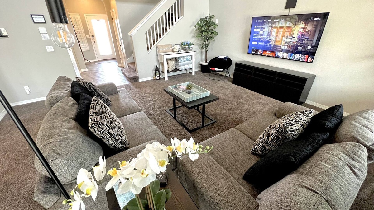 Biggs Field House | Eastlake Escape, Entire House- Spacious -Great for Families!