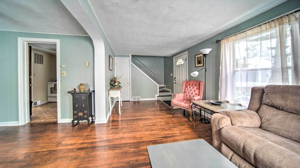 Eastlake Apartment | Eastlake Home w/Patio < 1 Mi to Lake Erie!