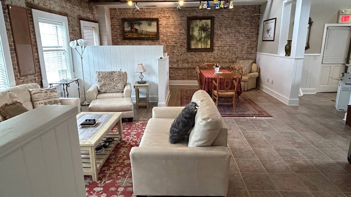 Easton Apartment | EASTON Beautiful APT. 3bed3bathKitchinDining/living room-walk to all places