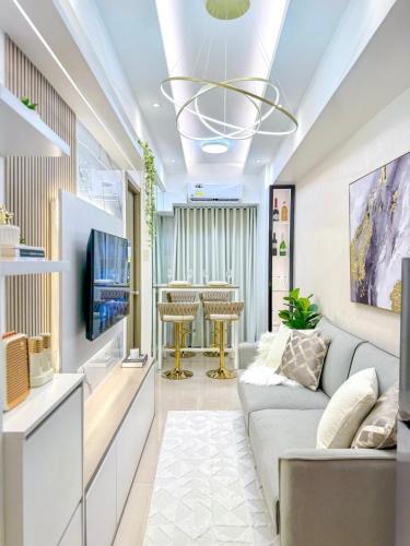 Highway Hills Apartment | Eastovia Suites city center condo with pool at Fame