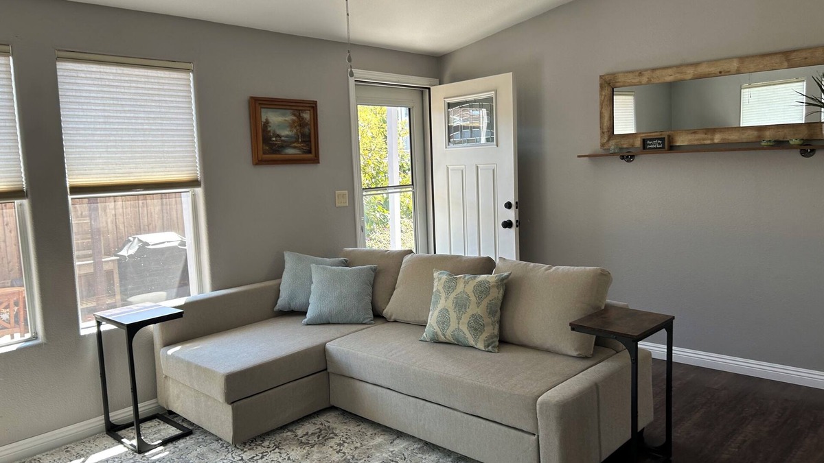 East Side Costa Mesa House | Eastside Costa Mesa, close to Disneyland, beaches.n1.5 miles to JWA airport.