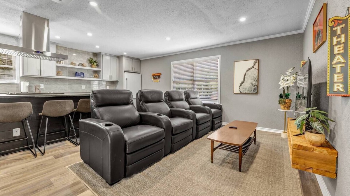 College Station Apartment | Eastwood: 2 Bdrm, 2nd flr Walk to A&M, King Beds
