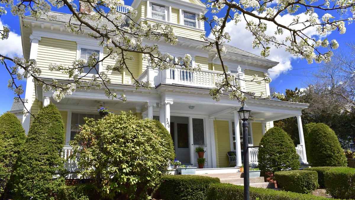 Pawtucket House | Easy access elegance, minutes from 95, colleges, Gillette and Providence.