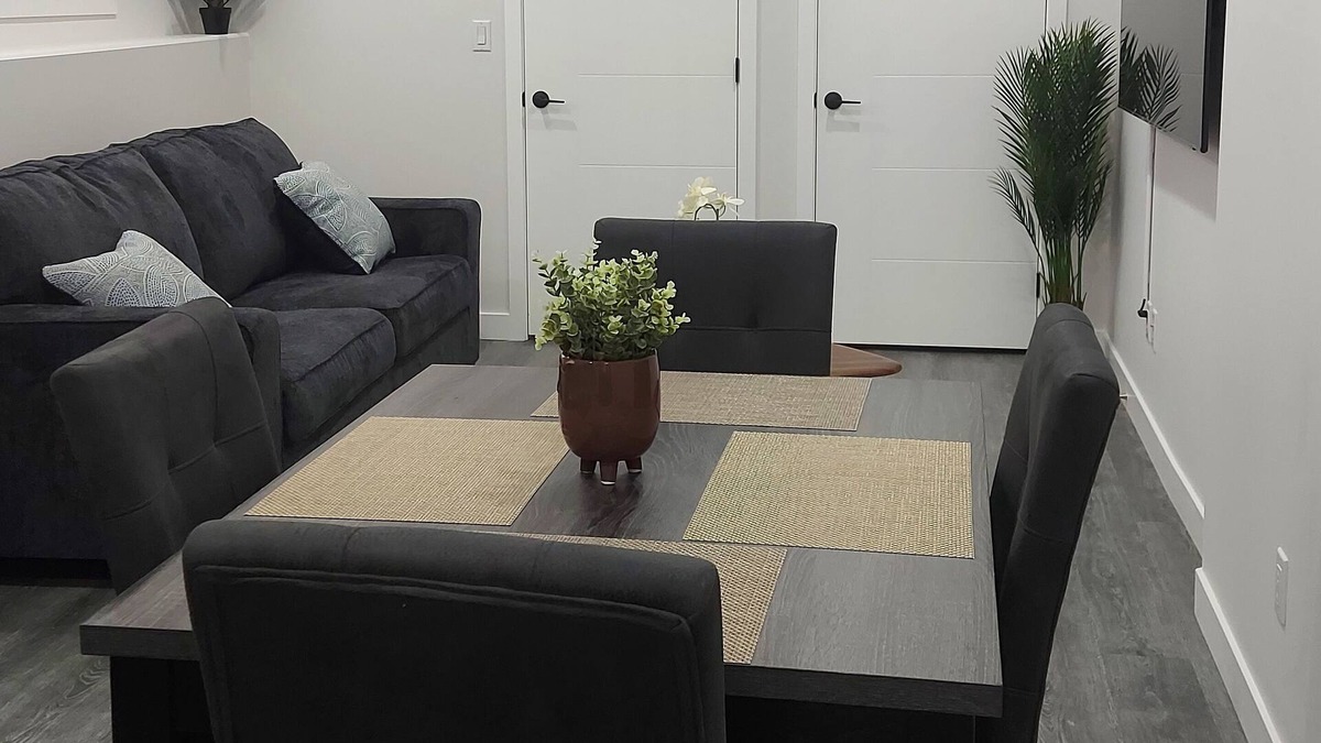 Saskatoon House | Easy access to Saskatoon downtown, Airport and Shaw Center