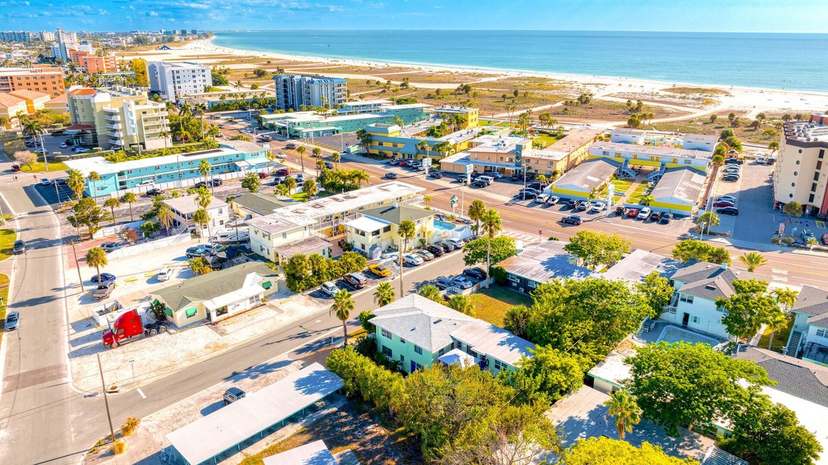 Capri Isle House | easy access to beach, large family retreat, huge outdoor area