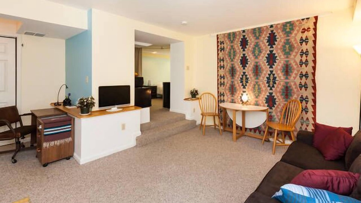 Bethesda Apartment | Easy Access To Washington D.C. -Private Garden Entrance -Walk To Bethesda Metro