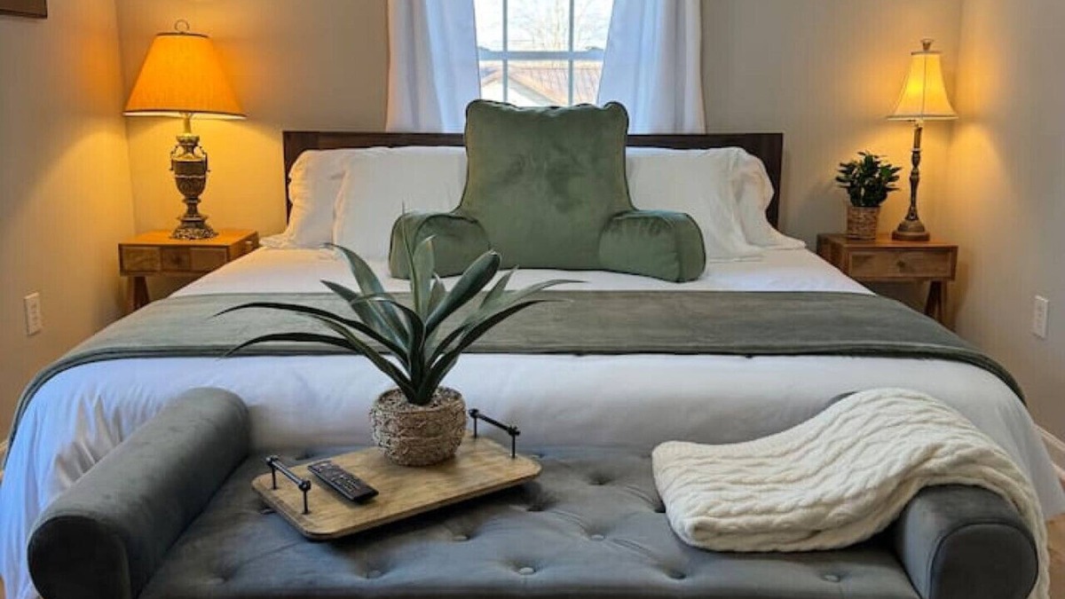 Sweetwater House | EASY checkout, Remodeled dollhouse w/KING pets ok