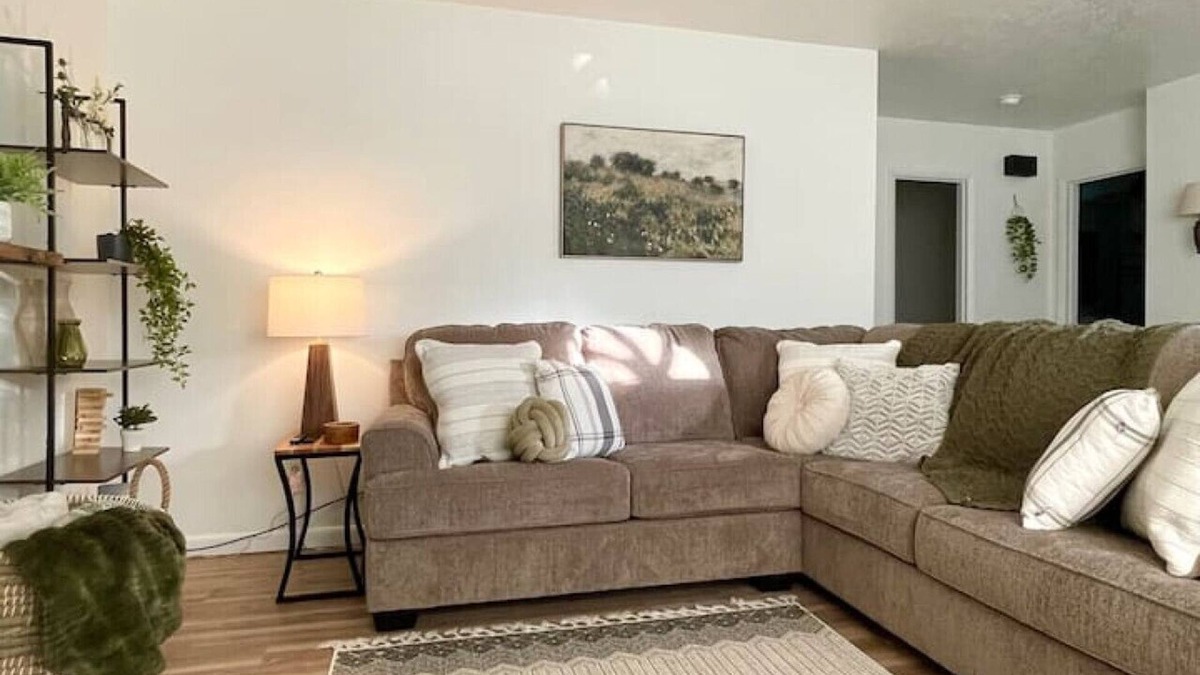Kingston House | EASY checkout, Safe, Cozy Near I-40 w/KING Pets OK
