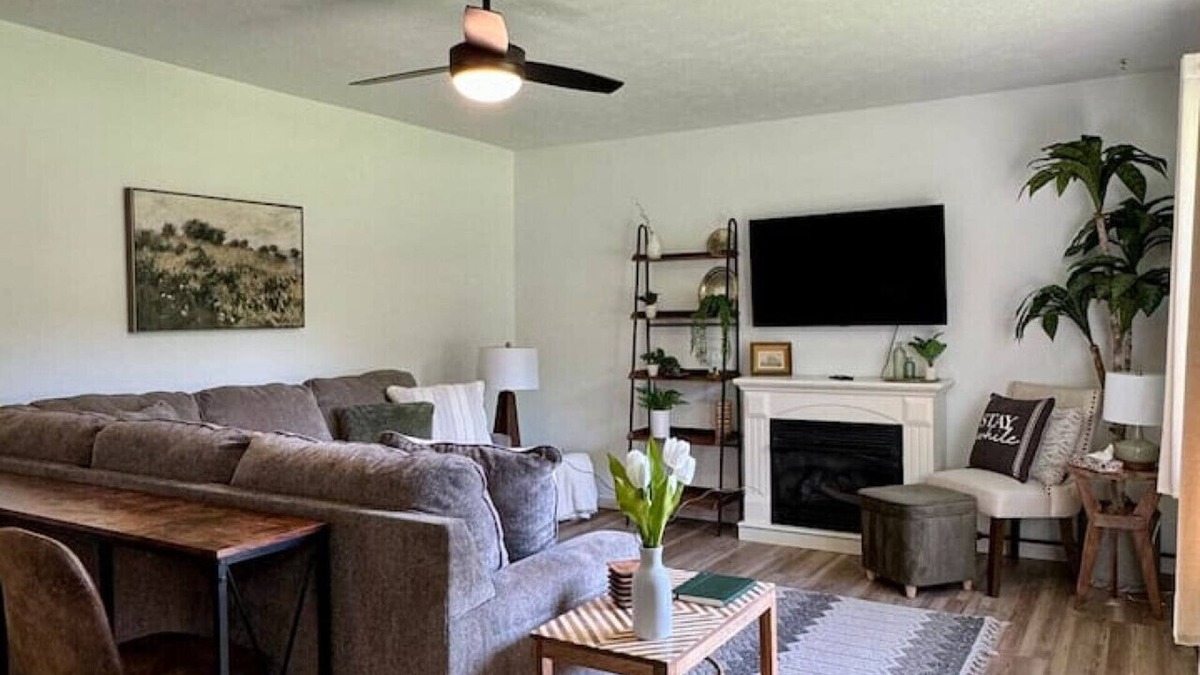 Kingston House | EASY checkout, safe home off I40 KING pet friendly
