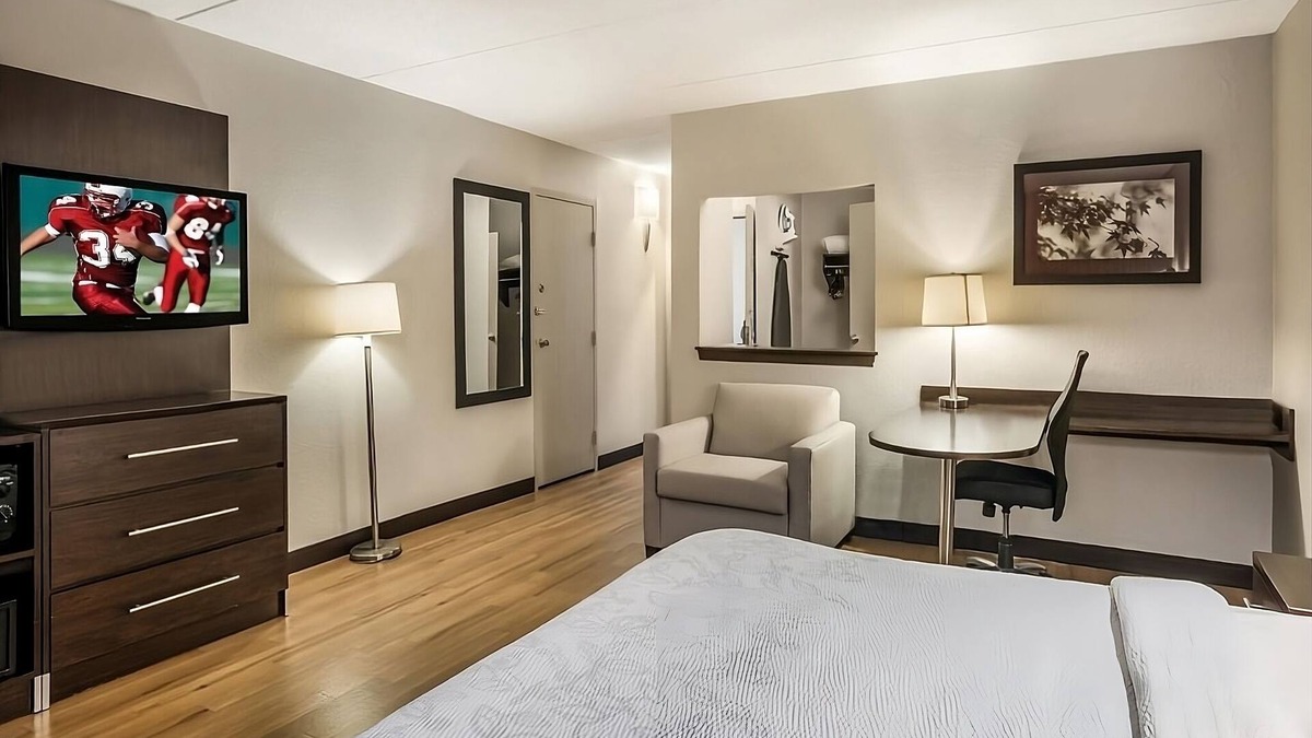 Woburn Hotel | Easy Highway Access! 3 Family-Friendly Property, Pets Allowed, Near Woburn Mall!