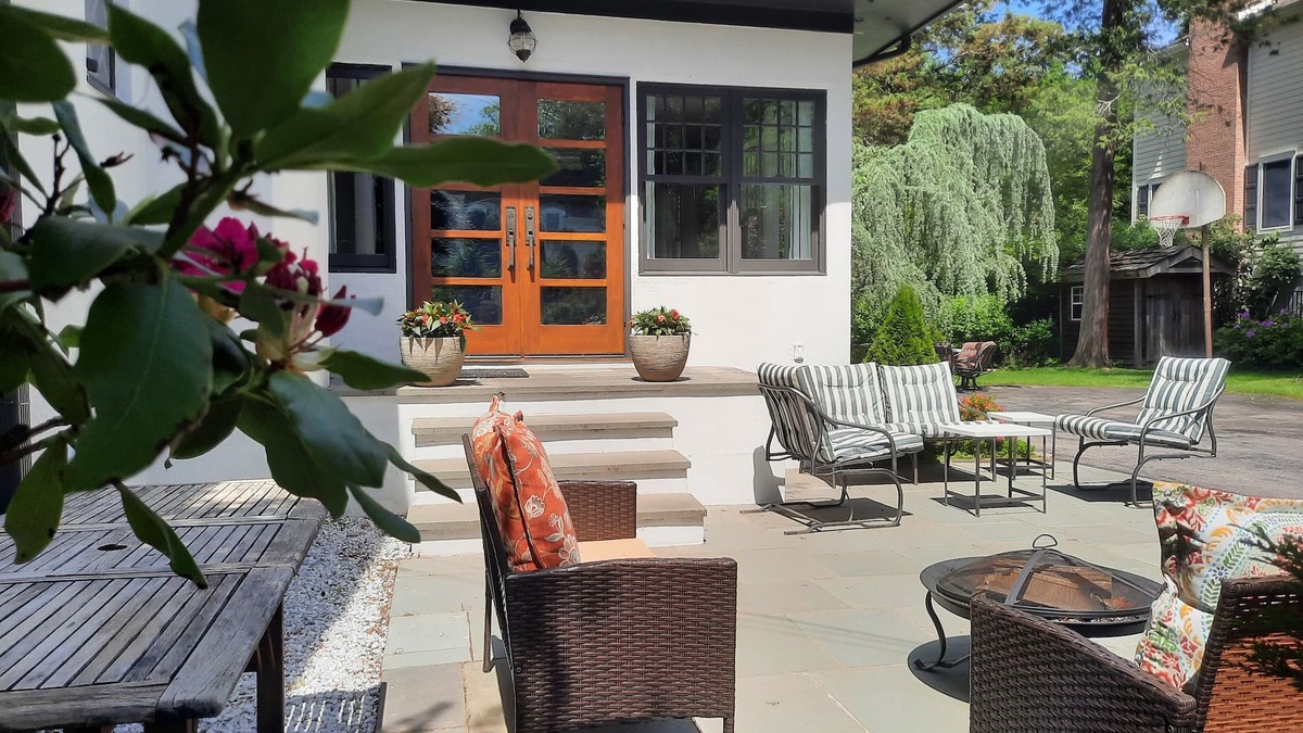 White Plains House | Easy train ride to Grand Central NYC - traditional tudor in gorgeous location