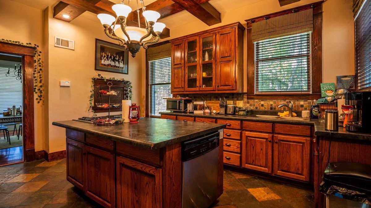 Sulphur Springs House | Easy Walk or Drive to Downtown