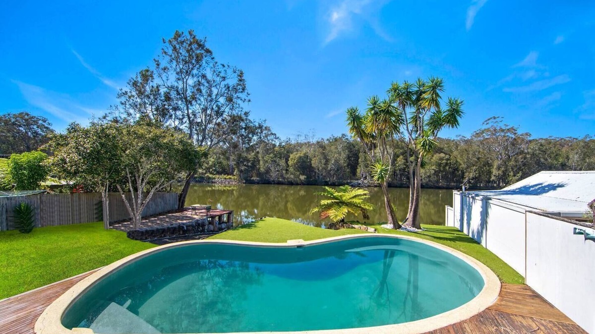 Wyong House | Easygoing Poolside Relaxation on Wyong River