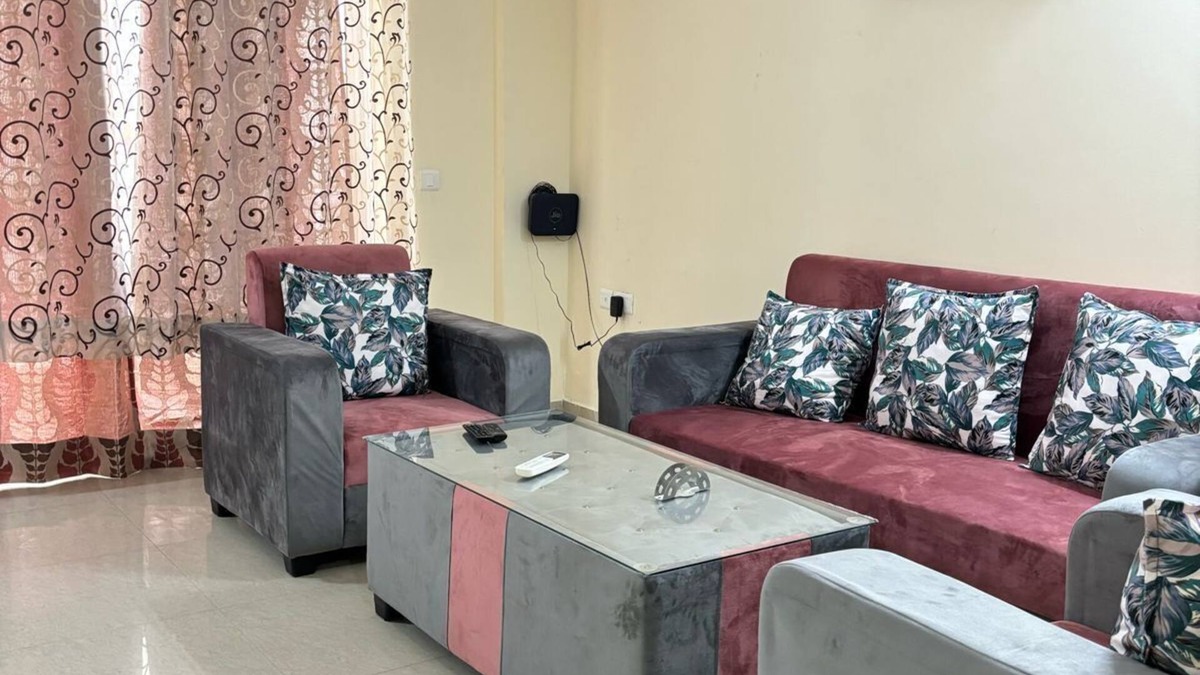 Gomti Nagar Apartment | Easytrip-nSwimming poolside living
