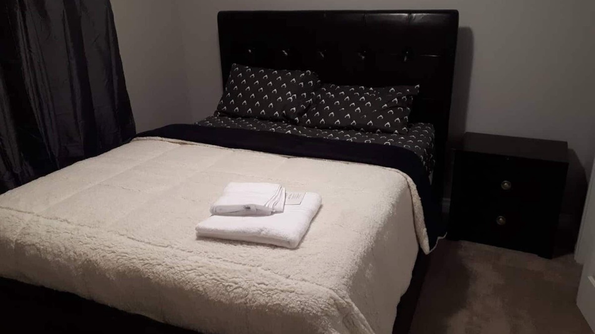 Timberlea Apartment | Eazi Queen Bedroom Su