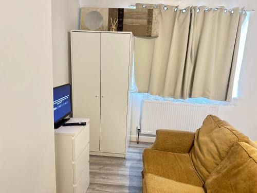 Eltham West House | Ebehi Inn