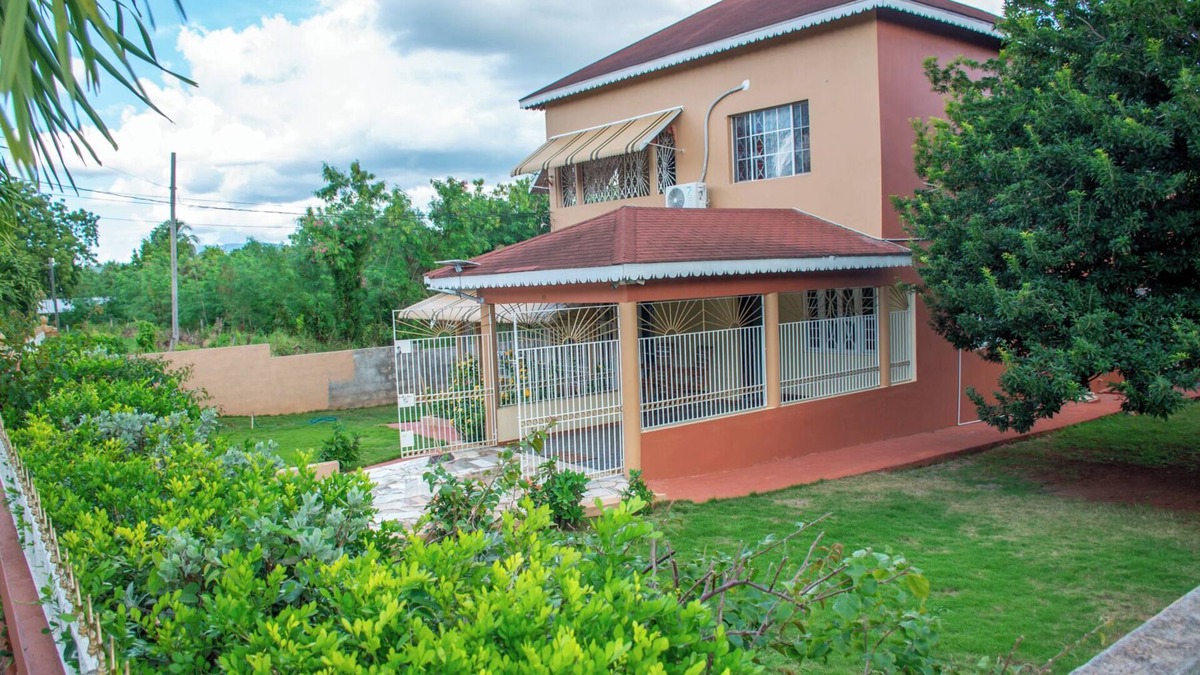 Spanish Town Bed & Breakfast | EBONVIEW Charming 4-bedroom B&B with AC and WiFi in fabulous Spanish Town