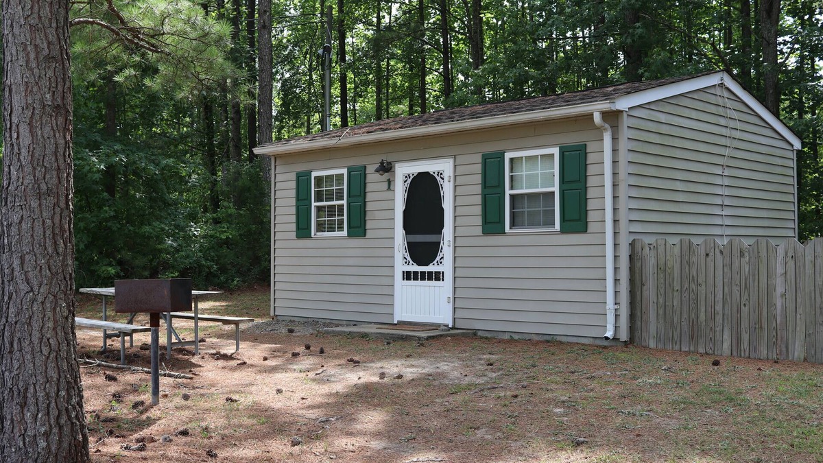 Gasburg Cabin | Ec Lake Gaston Cabin in natural woodland setting on beautiful Lake Gaston