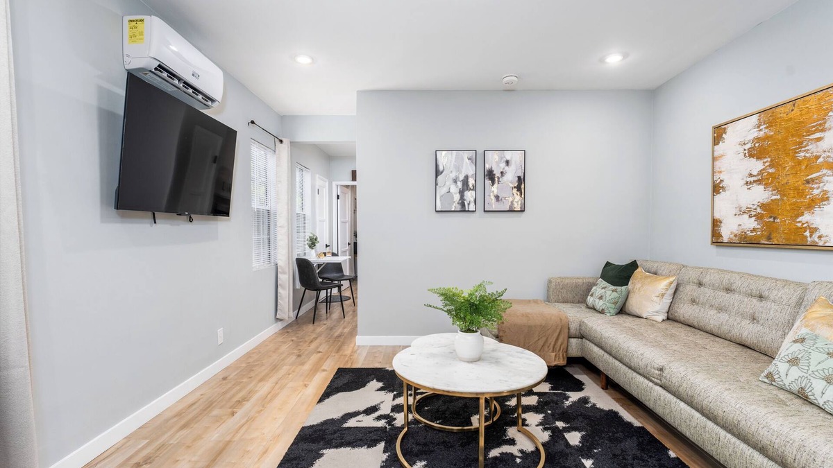 Elysian Heights House | Echo Park Haven: 1 BR LA Chic Retreat