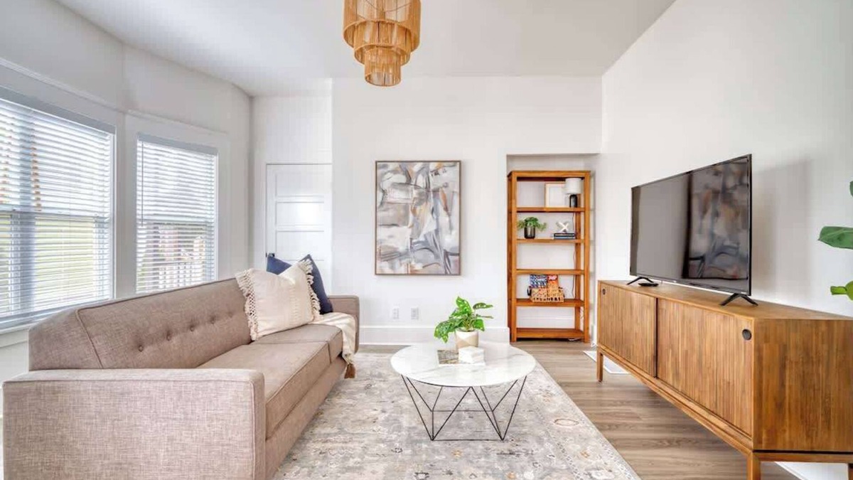 King House | Eclectic 2BR - Victorian Charm - Steps to Fun