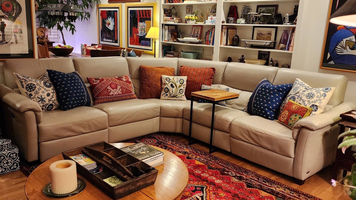 Brookline House | ECLECTIC ▪︎ 3 BDRM ▪︎ 3 BATH ▪︎ PATIO ▪︎ EV CHARGER ▪︎ GARAGE ▪︎ MIN TO DNTWN