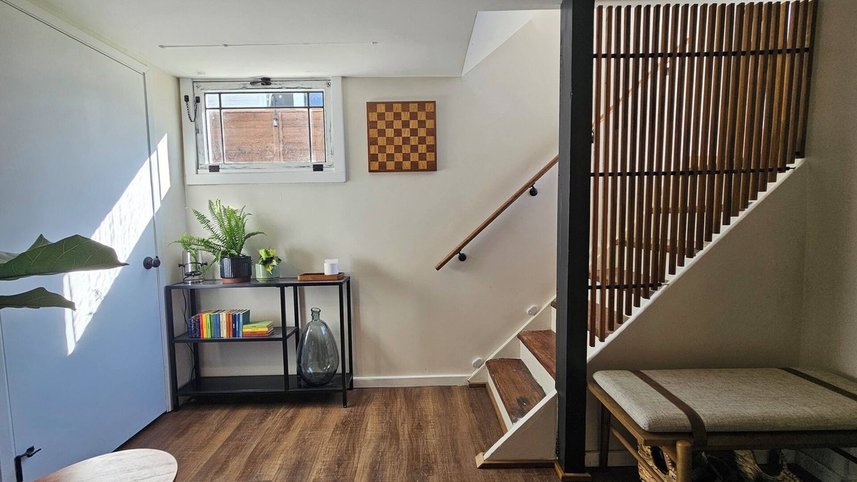 Auburn House | Eclectic Artist Flat: Great midpoint between Seattle, Tacoma, and National Parks