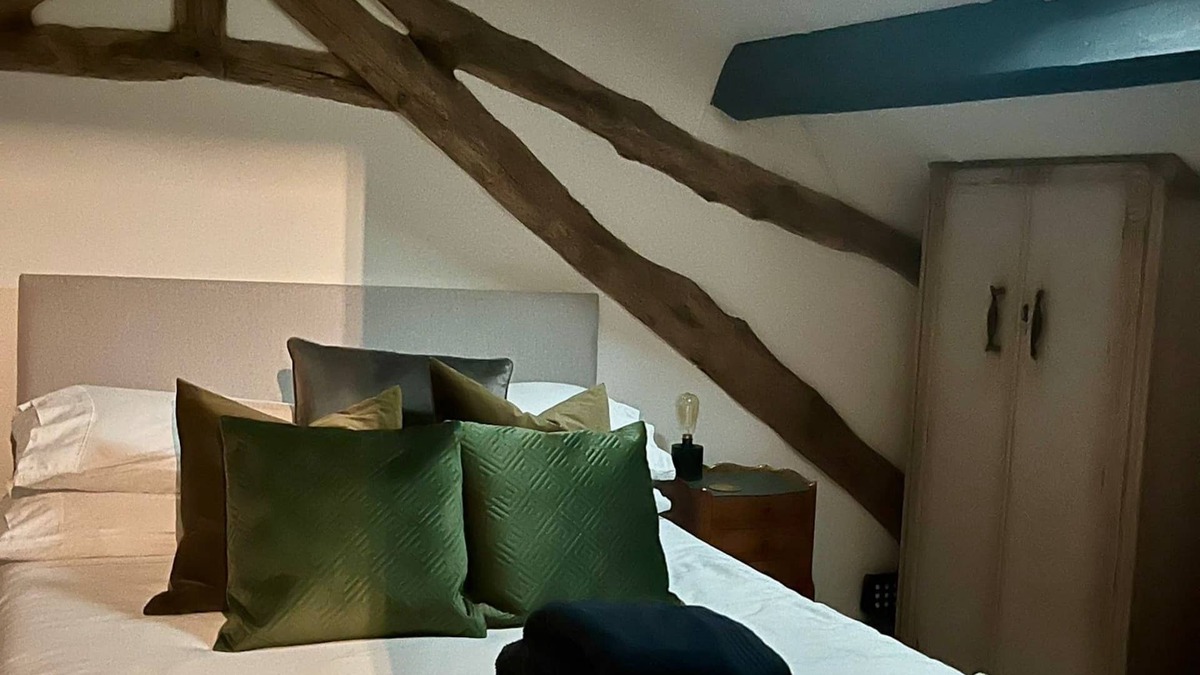 Floressas House | Eclectic couples escape in the country with hot tub, vineyards. Pet Friendly!