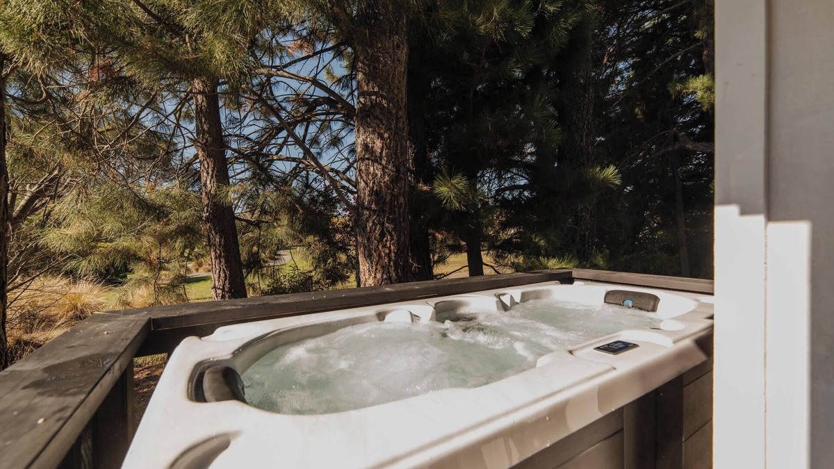Lake Tekapo House | Eclipse Haven | 2BR + Hot Tub + Parking | Sleeps 5