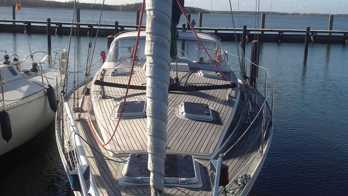 Greifswald Boat Rental | Eclipse of the sun. Living on the yacht in the city center