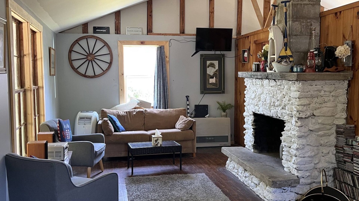 Malletts Bay Cabin | ECLIPSE WEEKEND! On the causeway!