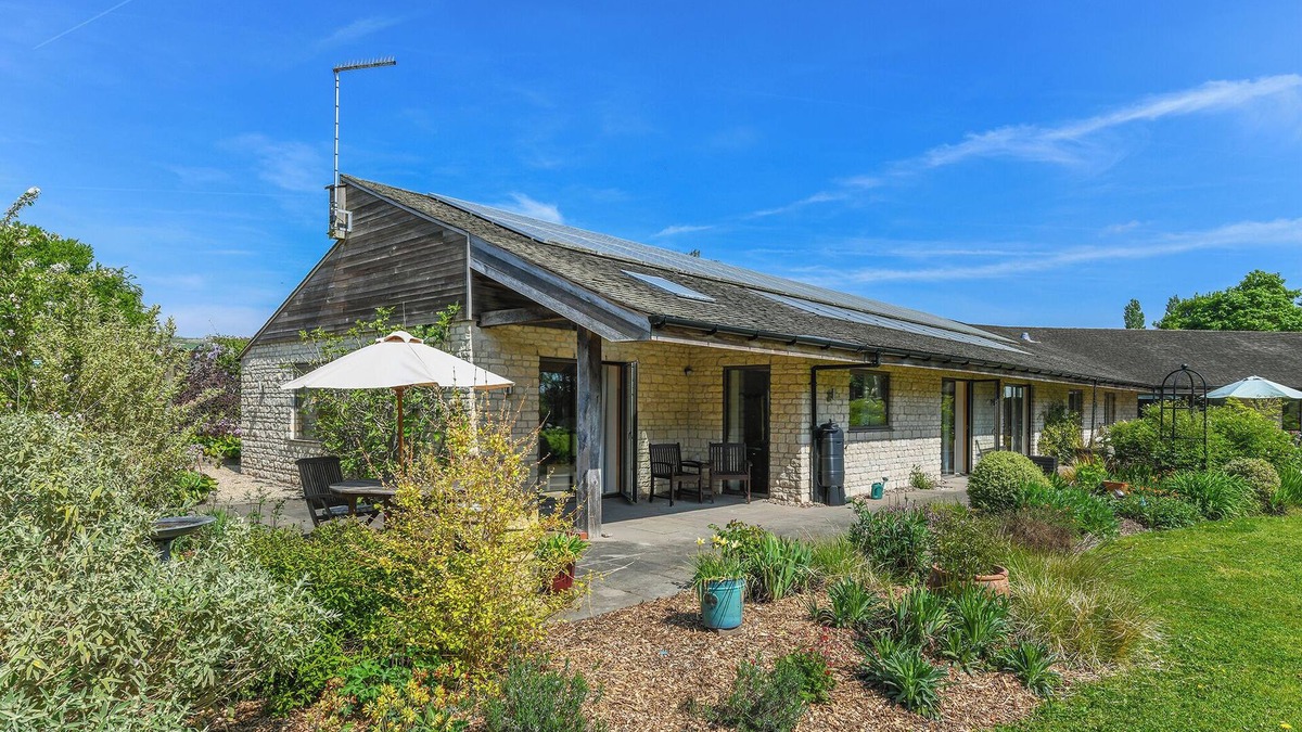 Newark upon Trent House | Eco 2-Bed Bungalow with Biodiverse Garden & Solar