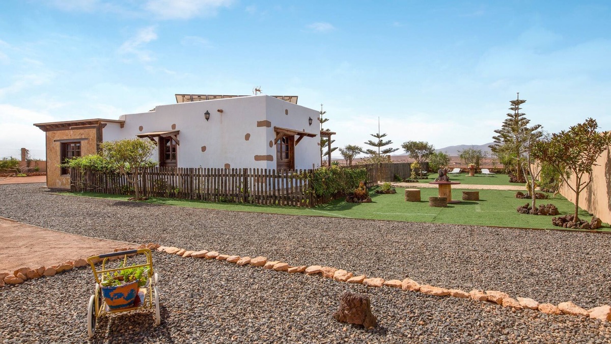 La Ampuyenta Villa | Eco-friendly Rural Home "Laura" with Terrace, Mountain View & Wi-Fi