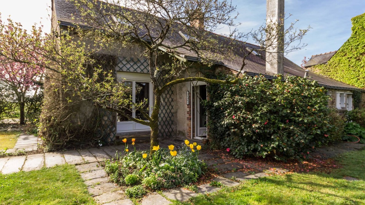 Joue-sur-Erdre Cottage | Eco-Friendly Retreat Near Vioreau Lakes, 5 Bedrooms, Fireplace, Secluded Garden, Pet-Friendly