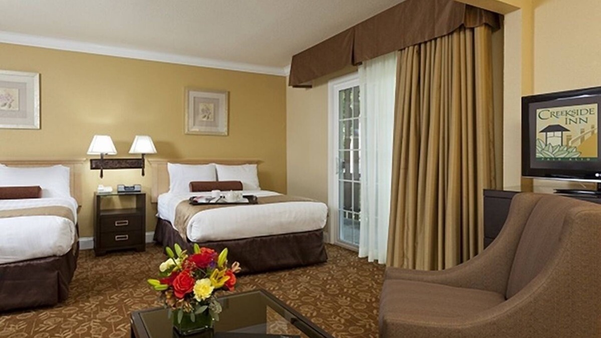 Barron Park Hotel | Eco-Friendly Unit with Outdoor Heated Pool, Free Breakfast & Parking