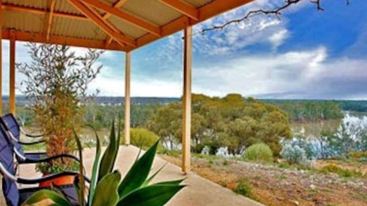 Taylorville House | Eco-house with Stunning Murray River views