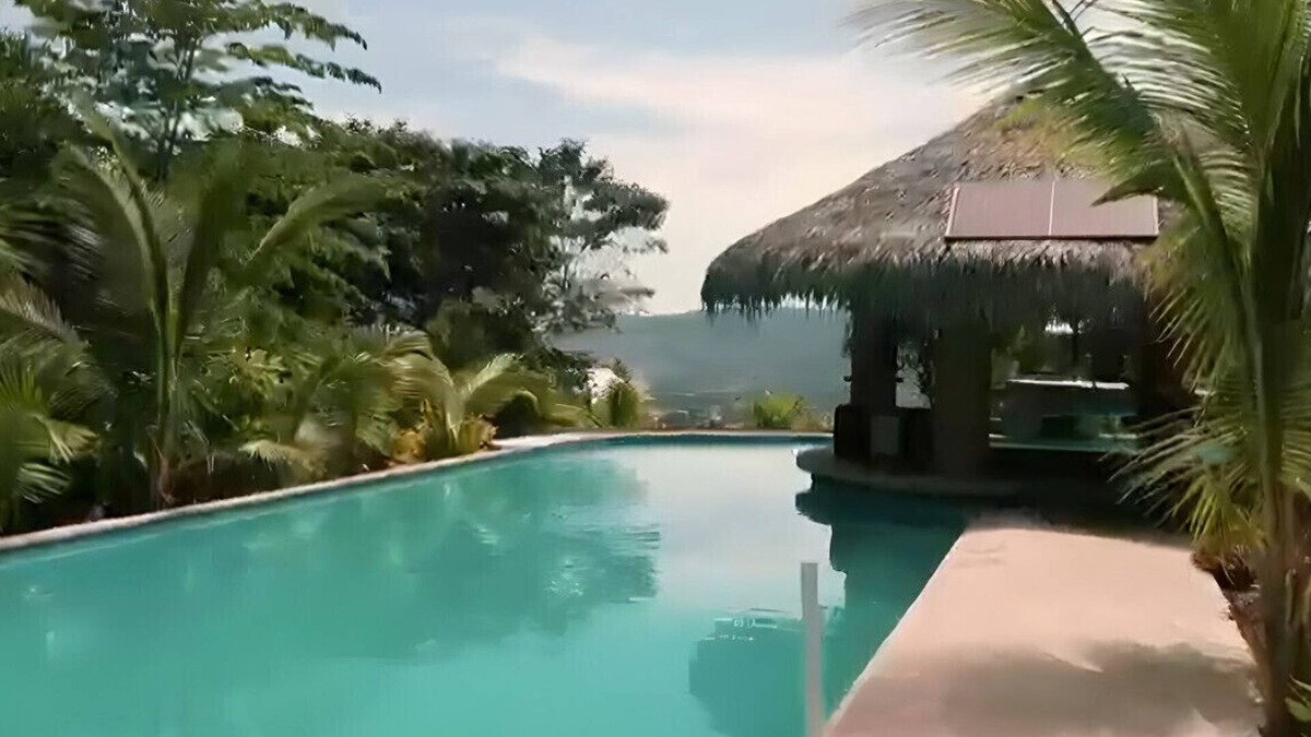 Puerto Lopez House | Eco Lodge Retreat | Pool, Jacuzzis & Pet-Friendly Stay