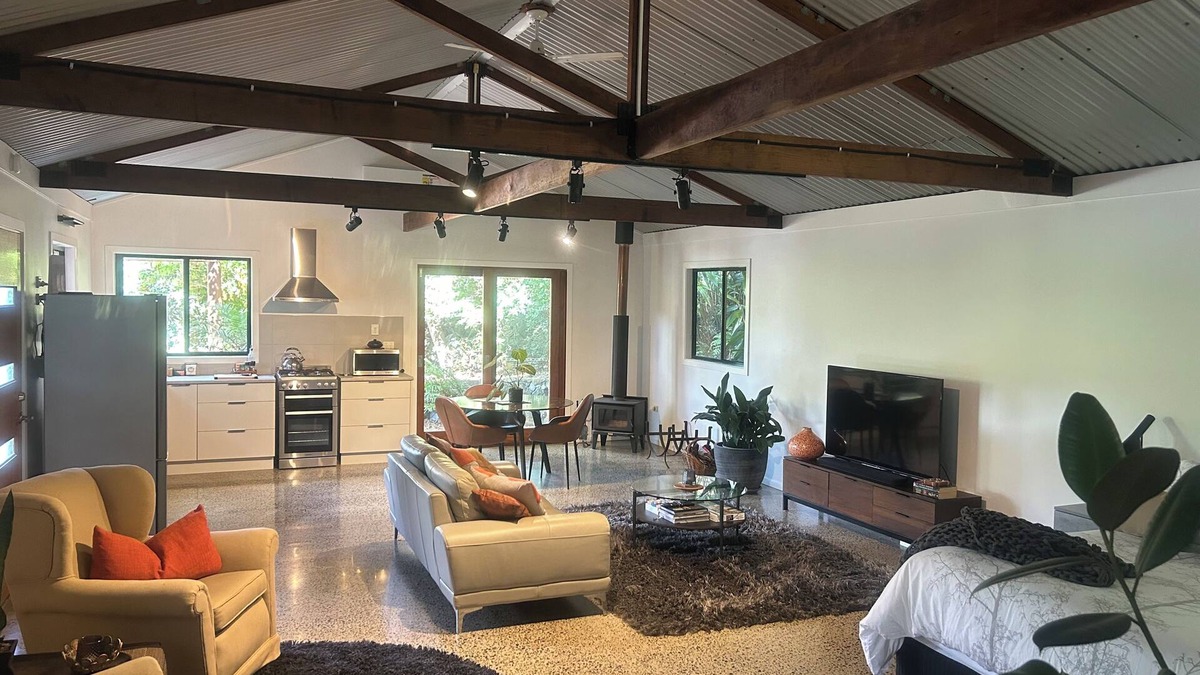Booroobin Cabin | Eco-luxe studio and amazing Glasshouse Mountains views.