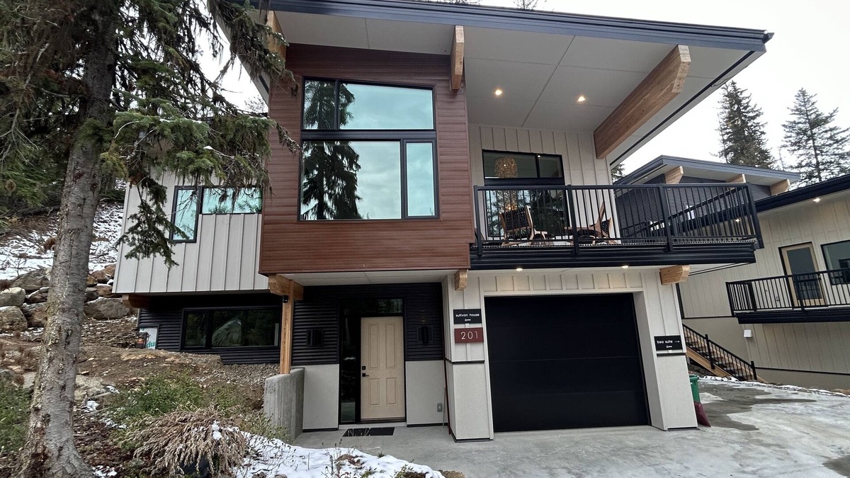 Rossland House | Eco-Luxury Mountain House & Suite - 2 mins to Red Mountain
